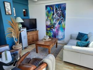 una sala de estar con un sofá y una mesa en 360 degrés sur la rochelle chambre d hôte, en La Rochelle