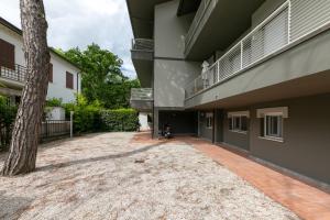 an empty driveway in front of a building at MiMa Loft in Milano Marittima