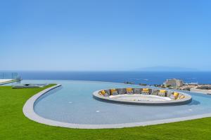 eine Darstellung eines Pools mit dem Ozean im Hintergrund in der Unterkunft KARAT Villa Fibonacci in Adeje