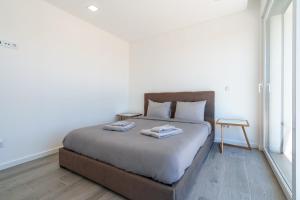 um quarto com uma cama com duas toalhas em Villa Fifty Shades of Grey em Campelos