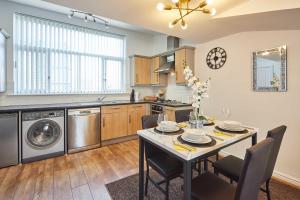 Dapur atau dapur kecil di Host & Stay - Abigail's Apartment