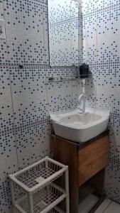 une salle de bain avec un lavabo et un miroir dans l'établissement Recanto das Árvores, à Parati
