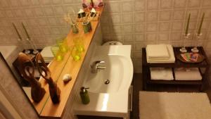 bagno con lavandino e servizi igienici bianchi di Ferienwohnung In Zendscheid Mit Offenem Kamin a Zendscheid