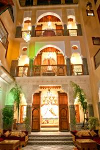 een lobby van een gebouw met een kroonluchter bij Riad-Boutique Borj Dhab Fez in Fès