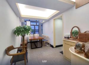תמונה מהגלריה של 香港旺角木居家庭民宿 高層 無電梯 舒適房間 大窗戶 בהונג קונג