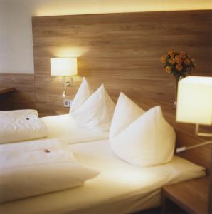Postel nebo postele na pokoji v ubytování Hotel Jedermann