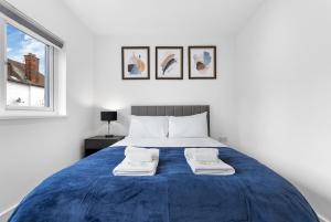 Postel nebo postele na pokoji v ubytování Fashion is Art - 2BR - Sleeps 5 - parking