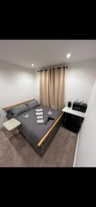 Un pat sau paturi într-o cameră la Room in Central London Zone 1