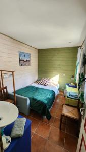 Ένα ή περισσότερα κρεβάτια σε δωμάτιο στο L'Escale - private bed, shower room & kitchen