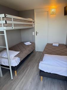 ein Schlafzimmer mit zwei Etagenbetten und einer Leiter in der Unterkunft Fasthotel Roissy - Saint-Witz in Saint-Witz + 114 Fotos