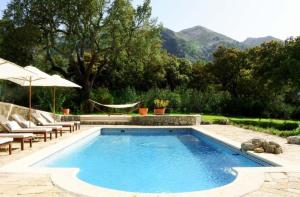 basen na dziedzińcu z krzesłami i hamakiem w obiekcie Traumhaftes Ferienhaus mit privatem Pool und Tennisplatz im Herzen Andalusiens w mieście Alhama de Granada