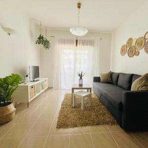 un soggiorno con un divano e un tavolo di Casa Sydney a Lagos