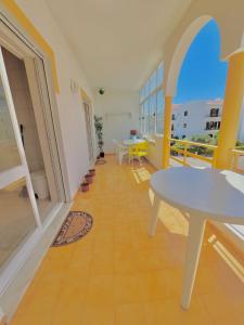 una stanza con un tavolo e un tavolo e delle sedie di Casa Sydney a Lagos