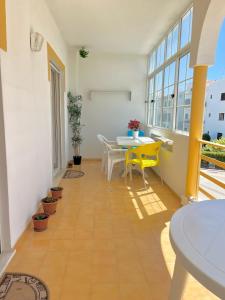 una sala da pranzo con un tavolo e sedie in una stanza di Casa Sydney a Lagos