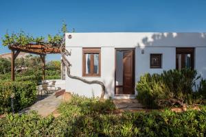 une petite maison blanche avec un arbre dans l'établissement Little Seaside Villa in Hersonissos, à Chersónissos 9 autres photos