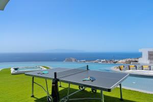 eine Tischtennisplatte vor einem Pool in der Unterkunft KARAT Villa Fibonacci in Adeje