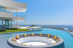 ein Swimmingpool mitten in einem Haus in der Unterkunft KARAT Villa Fibonacci in Adeje