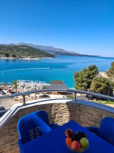 una vista sull'acqua dal balcone di un resort di Noel & Lea Apartment a Ksamil