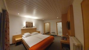 Voodi või voodid majutusasutuse Hôtel Splendide toas