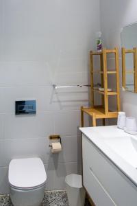 Ένα μπάνιο στο Spacious New 1BD Levinski Florentin +47 φωτογραφίες