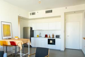 Η κουζίνα ή μικρή κουζίνα στο Spacious New 1BD Levinski Florentin