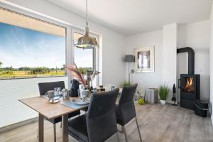 Fotografie z fotogalerie ubytování BeachTerraceFour- EG, Meerblick, Terrasse, Kamin, Sauna v destinaci Olpenitz