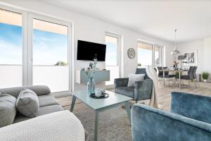 TV a/nebo společenská místnost v ubytování BeachTerraceFour- EG, Meerblick, Terrasse, Kamin, Sauna
