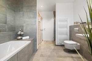 Koupelna v ubytování BeachTerraceFour- EG, Meerblick, Terrasse, Kamin, Sauna