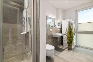 Koupelna v ubytování BeachTerraceFour- EG, Meerblick, Terrasse, Kamin, Sauna + 19 fotografií