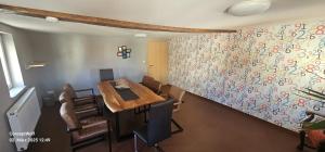 a room with a table and chairs and a wall at Ferienwohnung Kunterbunt in Stadtlauringen