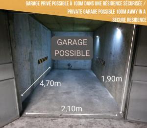 una habitación con un cartel que diga que es posible el garaje en CathyVoyages - Ciel étoilé - Bord de Mer - Parking gratuit - Vidéoprojecteur - Lit rond - La Paillote Strasbourgeoise, en Estrasburgo 63 fotos más