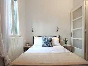 a bedroom with a large bed with a window at La Casa Buranella in Lefkada