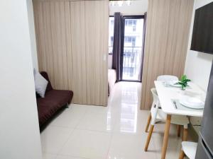 Cozy and Affordable Condo near MOA and Airport with Wifi 069電視和／或娛樂中心