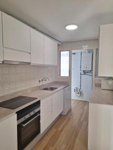 Kuchyň nebo kuchyňský kout v ubytování BRAVAHOLIDAYS-320-Condal