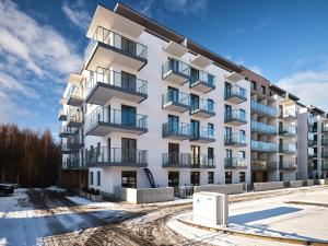un edificio de apartamentos con balcones en la nieve en Prestige Luxury Apartament, en Koszalin