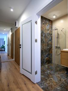 Un baño con ducha y puerta de cristal. en Prestige Luxury Apartament, en Koszalin 33 fotos más