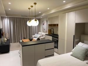 a room with a kitchen and a living room at LA CALA TROCADERo in Cala del Moral