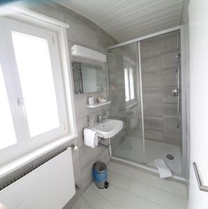 Koupelna v ubytování Hôtel Splendide + 37 fotografií