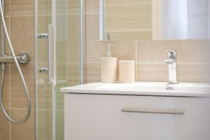 ein Badezimmer mit Waschbecken und Dusche in der Unterkunft jolie maison de vacances proche du lac de tanchet 6 personnes in La Pironnière + 12 Fotos