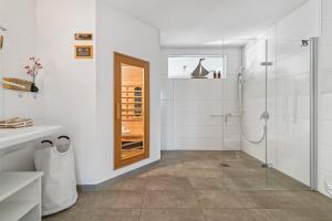 Koupelna v ubytování SeaLove 2- EG, barrierearm, Hafenblick, Terrasse, Hund, Infrarotsauna + 24 fotografií