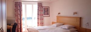 Voodi või voodid majutusasutuse Hôtel Splendide toas
