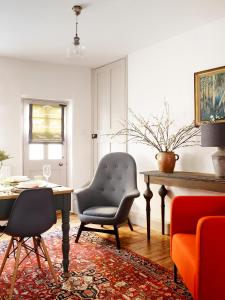 a living room with a table and a chair at Park Gate in Stamford