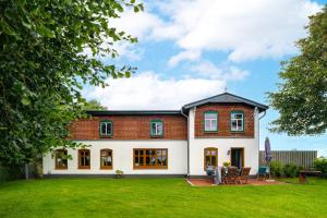 a large brick house with a green yard at Ferienwohnung Hohe Luft EG in Steinberg