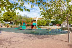 Plac zabaw dla dzieci w obiekcie CB Living - First line detached house, Cabo Roig
