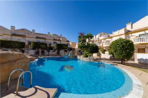 Basen w obiekcie CB Living - First line detached house, Cabo Roig lub w pobliżu