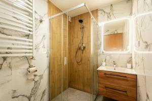 een badkamer met een douche en een wastafel bij Willa Arkadia in Pobierowo +36 foto's