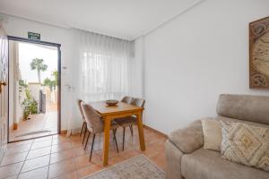salon ze stołem i kanapą w obiekcie CB Living - First line detached house, Cabo Roig w mieście Orihuela