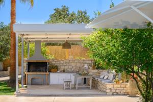 Zahrada ubytování Infinity Villa with Pool, BBQ and Ping-Pong Table, 2km from the beach