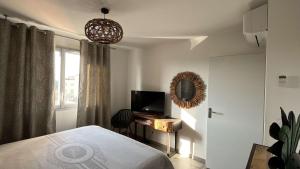 Μια τηλεόραση ή/και κέντρο ψυχαγωγίας στο T3 spacieux- Clim- Piscine