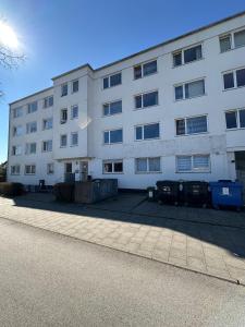 a large white building with a lot of windows at 2-Rent Group Hostel Apartments HAN53 in Munich